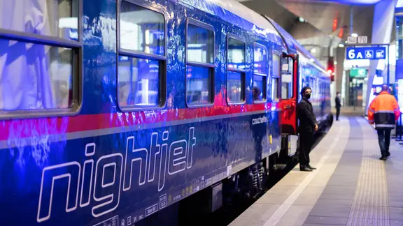 Ein Nightjet Zug steht während eines Medientermins der ÖBB am Gleis im Hauptbahnhof von Wien.