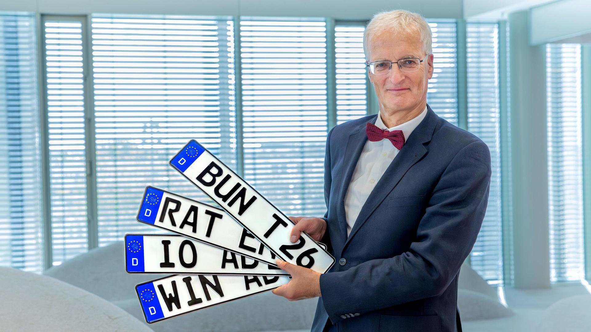 Professor Bochert zeigt Kfz-Kennzeichen - wie BUN für Buchholz in der Nordheide. | Hochschule Heilbronn