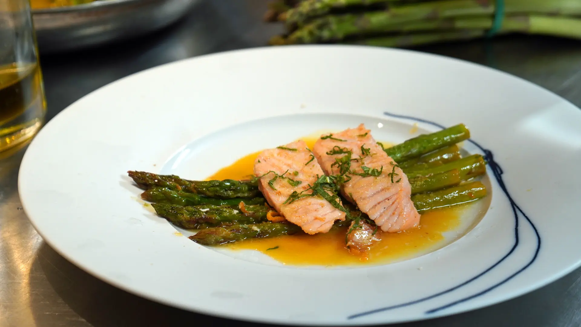 Grüner Spargel mit Lachs und Orangensoße | ndr.de