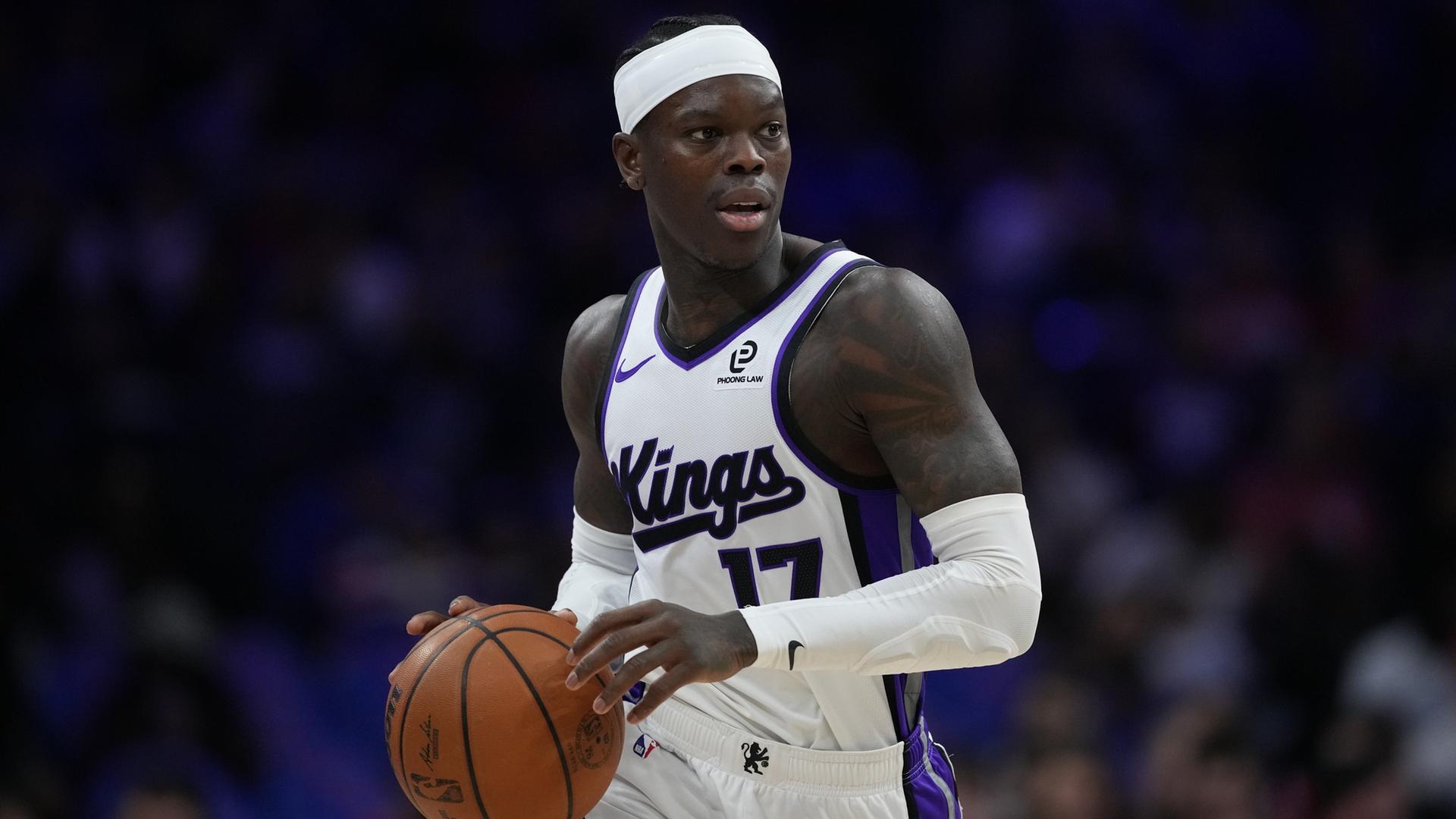 Ein Mann dribbelt mit einem Basketball. | picture alliance / ASSOCIATED PRESS | Matt Slocum