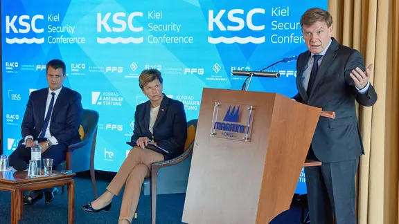 Der Außenminister Johann Wadephul (CDU) bei einer Podiumsdiskussion