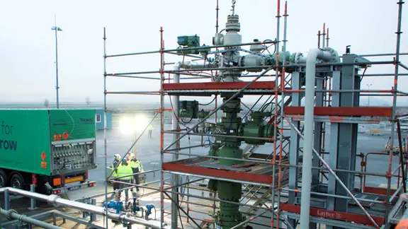 Auf dem Kavernenplatz in Etzel in Ostfriesland wird Wasserstoff eingespeichert, es sind Mitarbeiter Rohre und ein Lastwagen zu sehen.