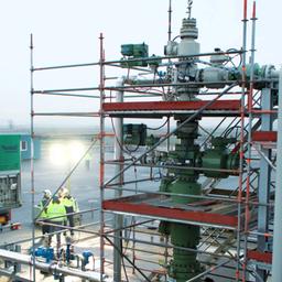 Auf dem Kavernenplatz in Etzel in Ostfriesland wird Wasserstoff eingespeichert, es sind Mitarbeiter Rohre und ein Lastwagen zu sehen.