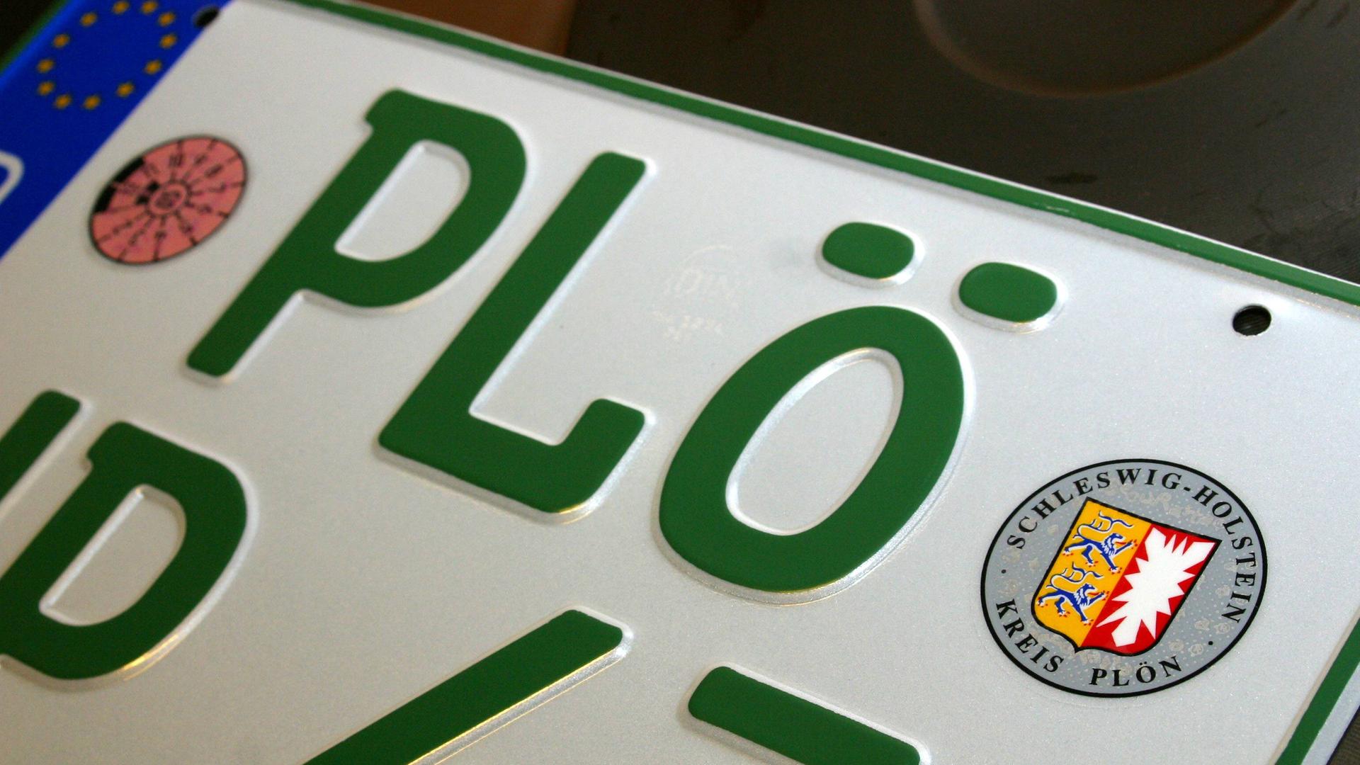 Ein Autkennzechen aus dem Kreis Plön in Schleswig-Holstein. | imago images / Heike Schreiber-Braun