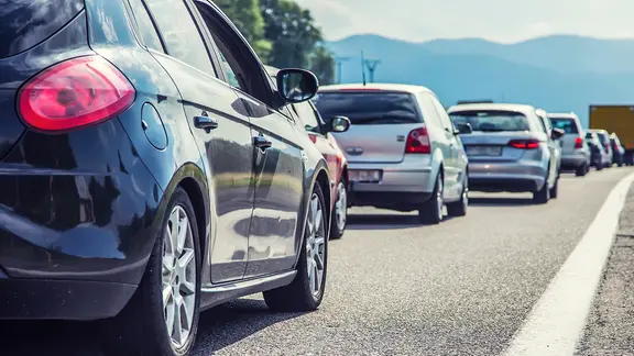 Eine Schlange Autos im Stau