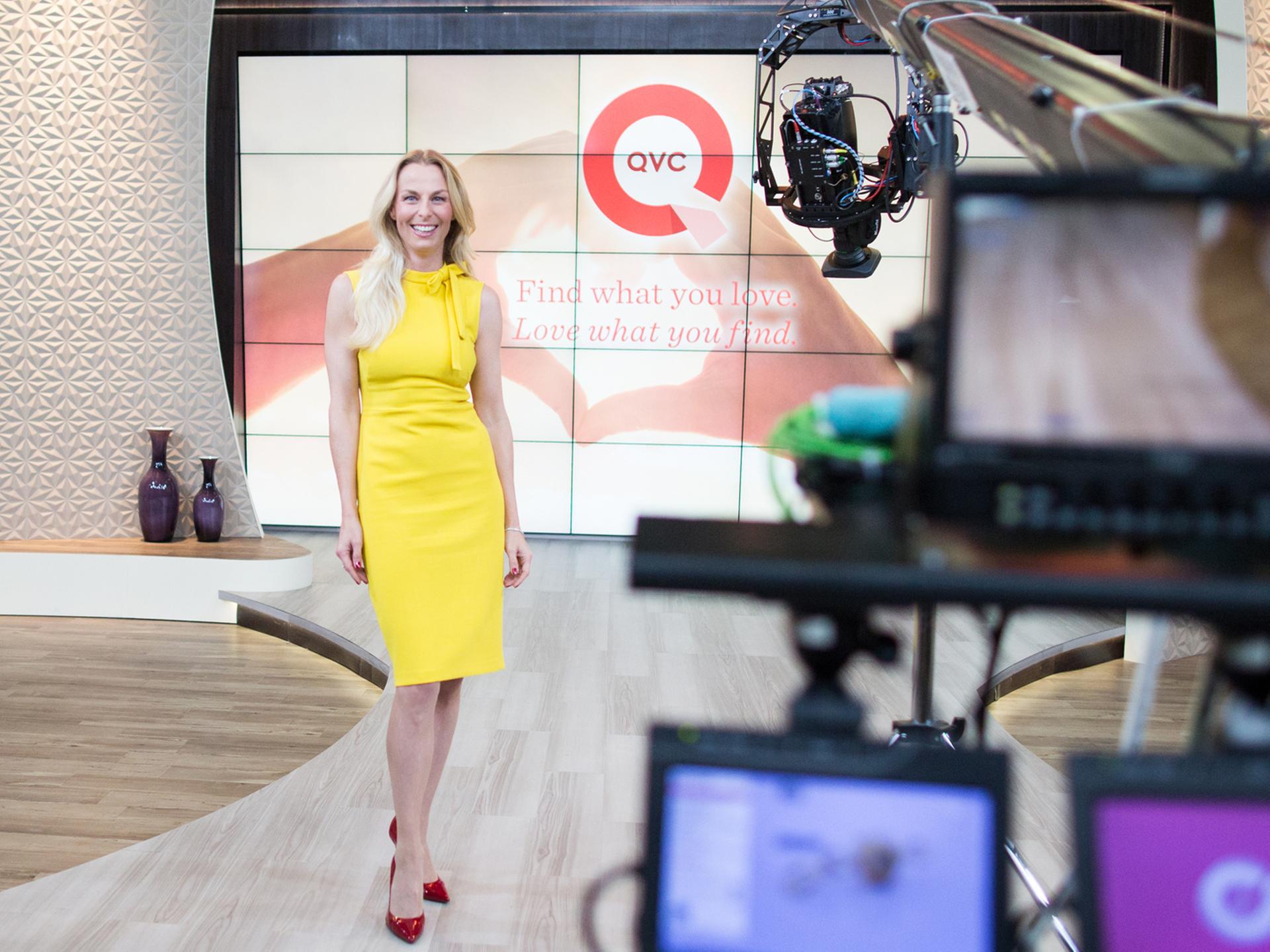 Présentation de produits dans un studio de téléachat QVC