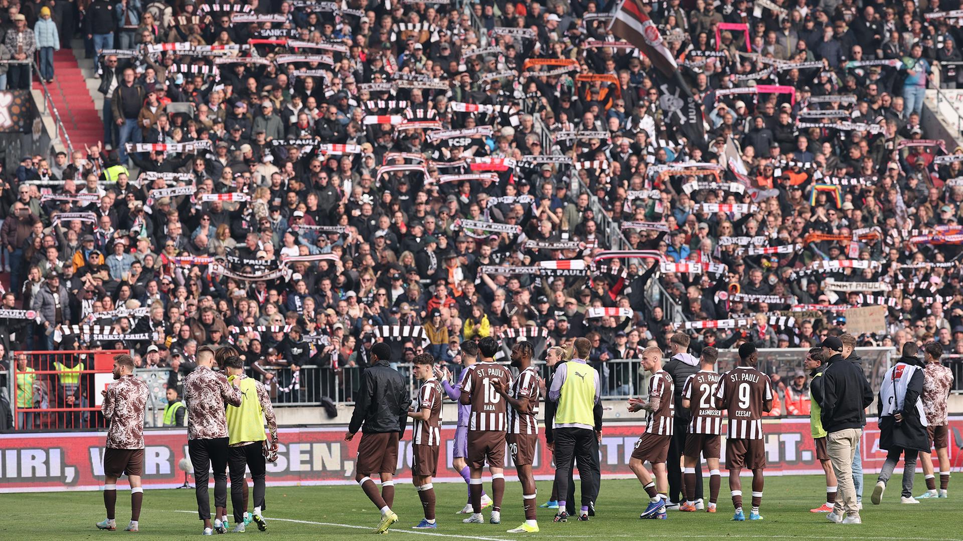 Liveblog: St. Paulis Fans feiern ihre Absteiger, Wolfsburg darf weiter hoffen
