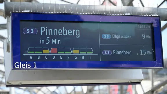 Eine Auslastungsanzeige an der Hamburger S-Bahn-Station Elbbrücken zeigt den Schriftzug "Pinneberg" und darunter verschiedene grüne, gelbe und rote Wagen. Mit dem Einsatz der Auslastungsanzeige mit dem Projektnamen "DB Lightgate" sollen Fahrgäste erkennen, in welchen Wagen besonders viele freie Plätze sind.