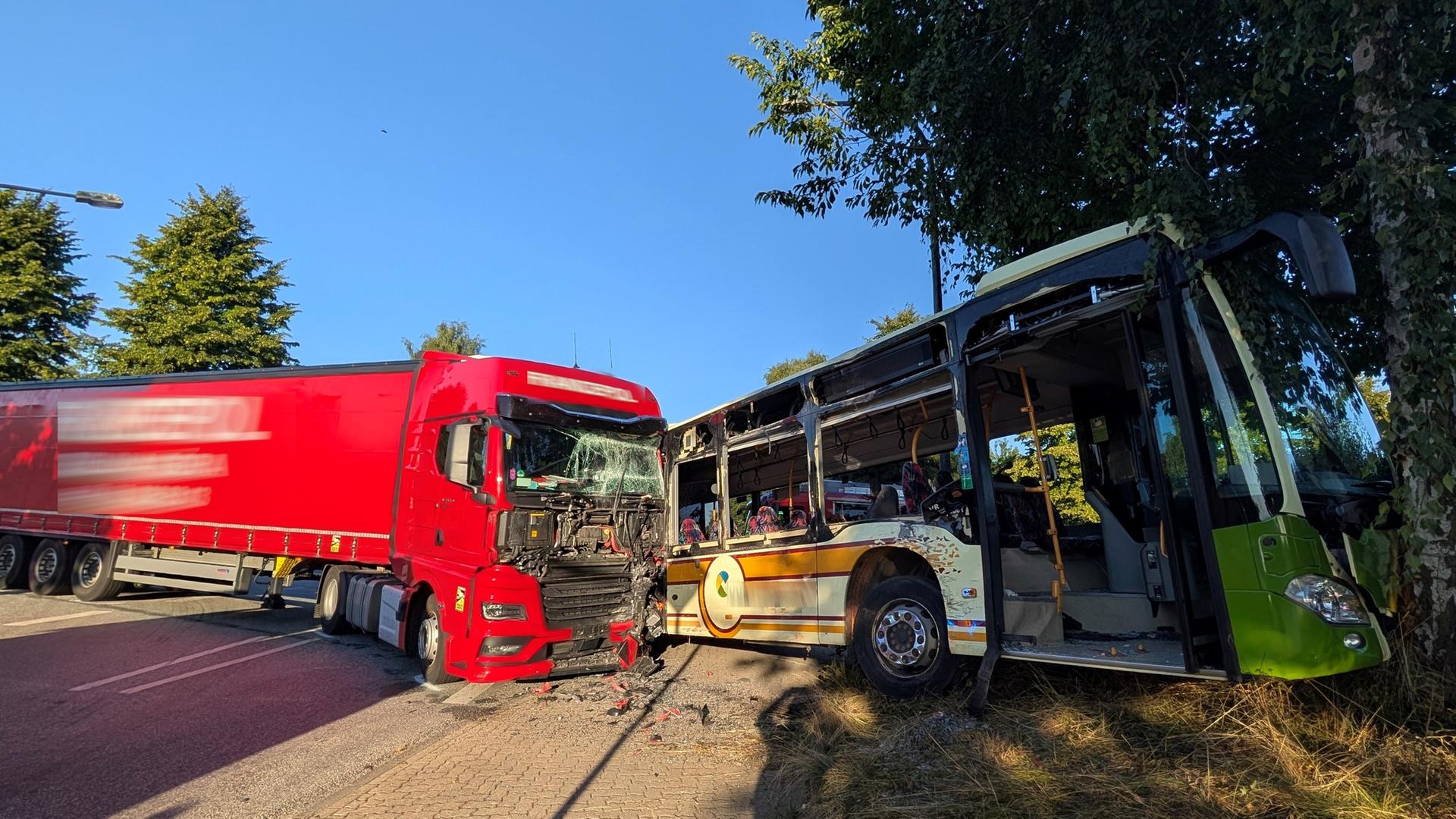 Stralsund: Verkehrsunfall mit Linienbus und LKW
