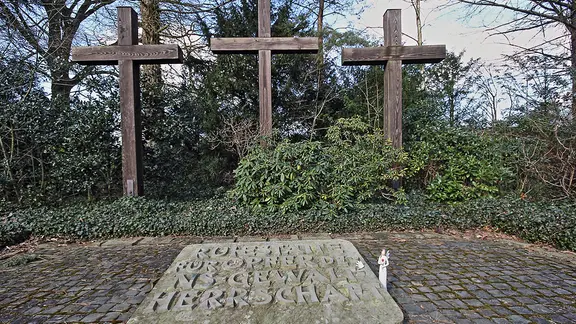 Drei Holzkreuze sind Teil des Mahnmahls an die Celler Hetzjagd auf KZ Häftlinge.