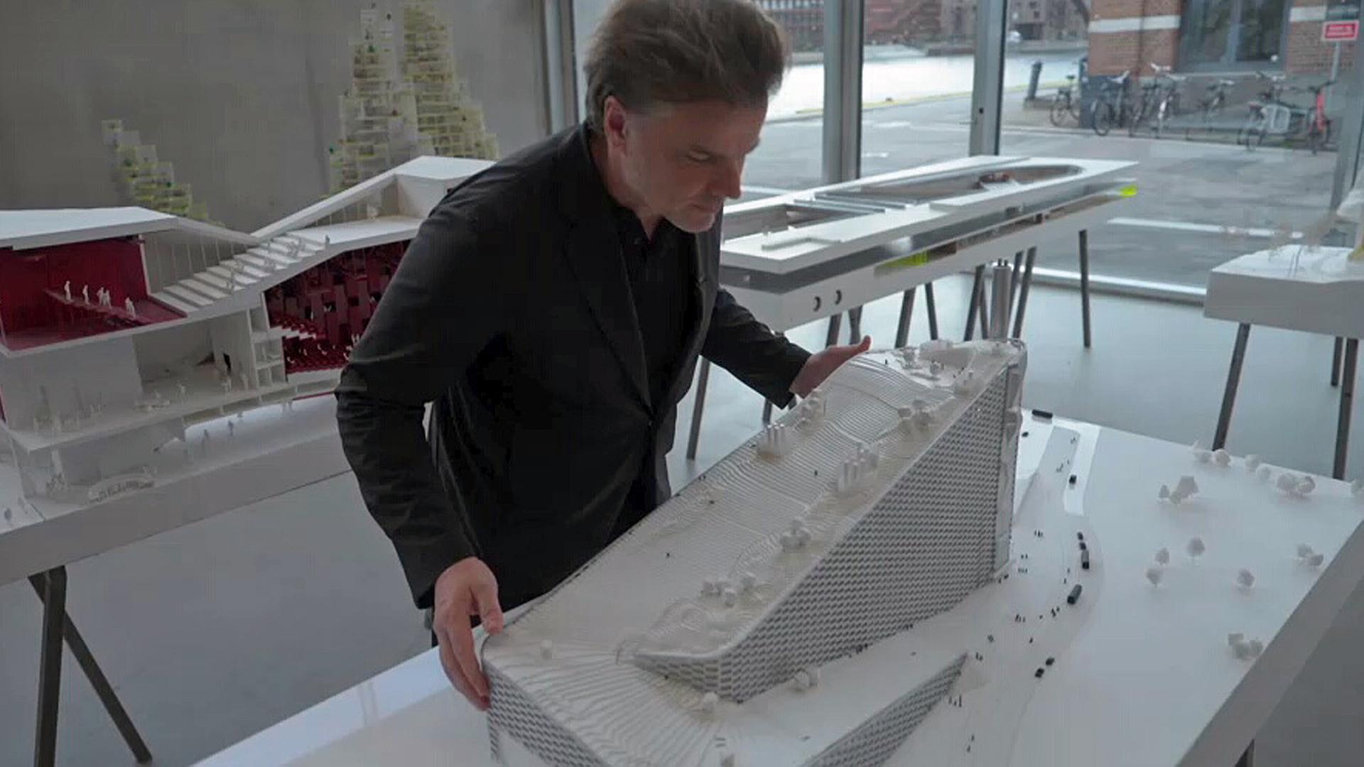Stararchitekt Bjarke Ingels hält ein Model in der Hand | NDR.de