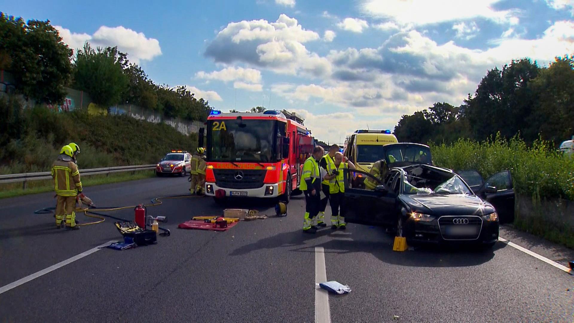 Rettungskräfte auf der A2 bei Hannover an einem Auto, dessen Windschutzscheibe von einem Rad durchschlagen wurde. | Hannover Reporter