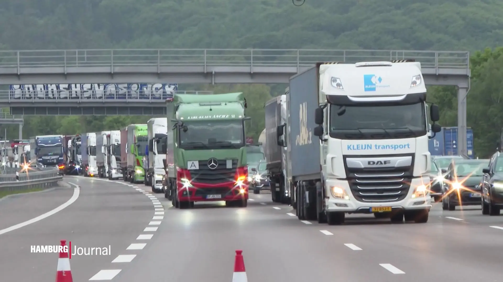 Mehrere Lkw-Unfälle auf A1 und A7 bei Hamburg