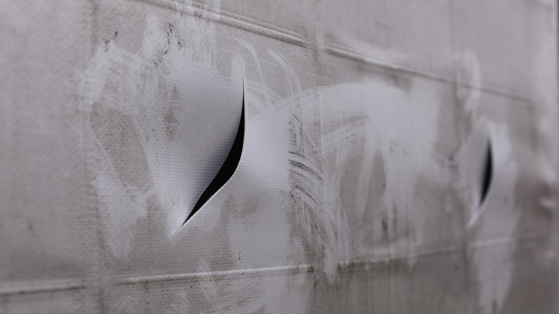 Eine aufgeschlitzte Lkw-Plane in Nahaufnahme. | picture alliance / ZB | TINO PLUNERT