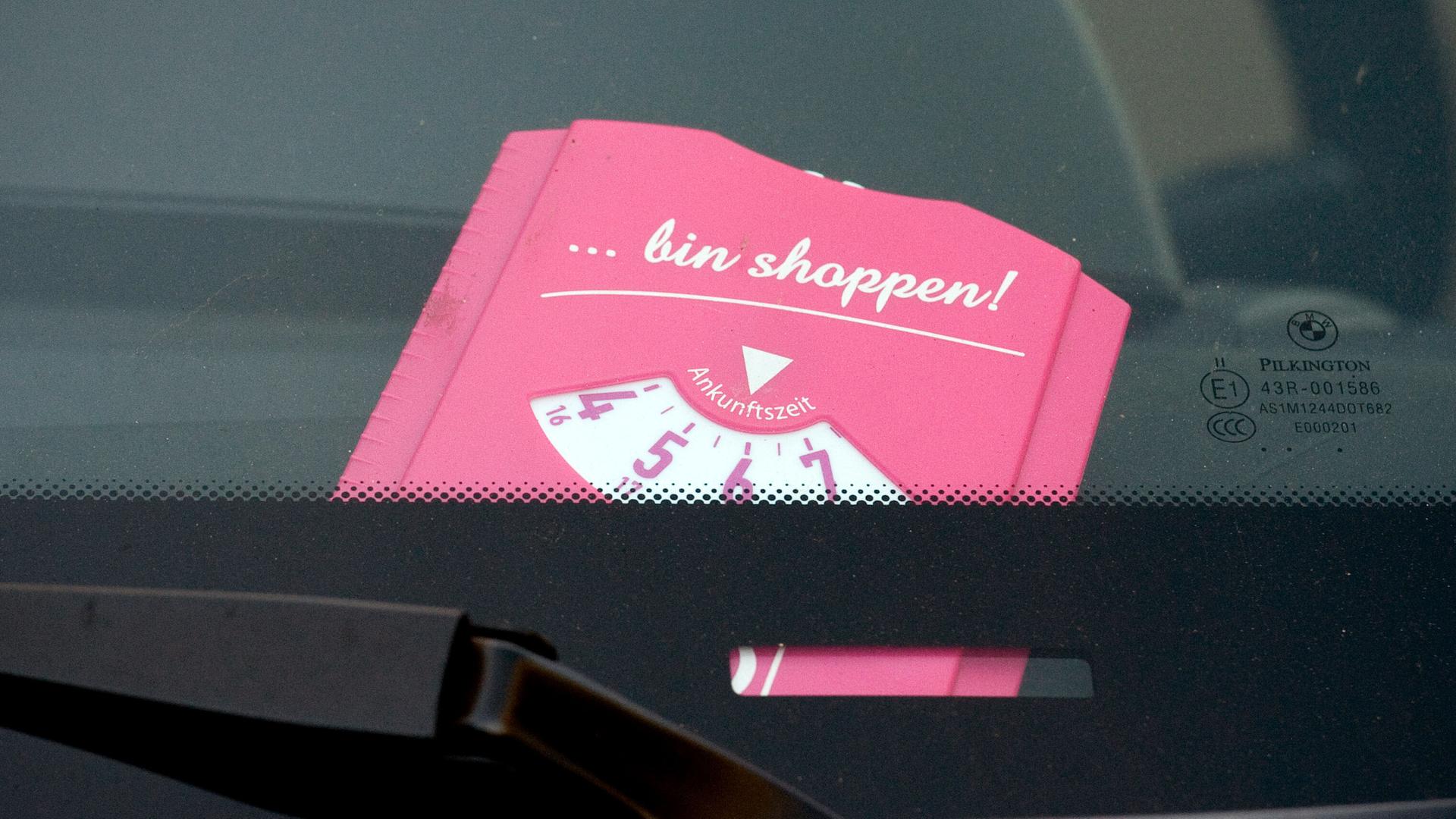 Eine pinke Parkscheibe liegt hinter einer Windschutzscheibe | picture alliance / dpa | Robert Schlesinger