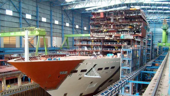 Meyer-Werft Trockendock mit Kreuzfahrtschiff im Bau.
