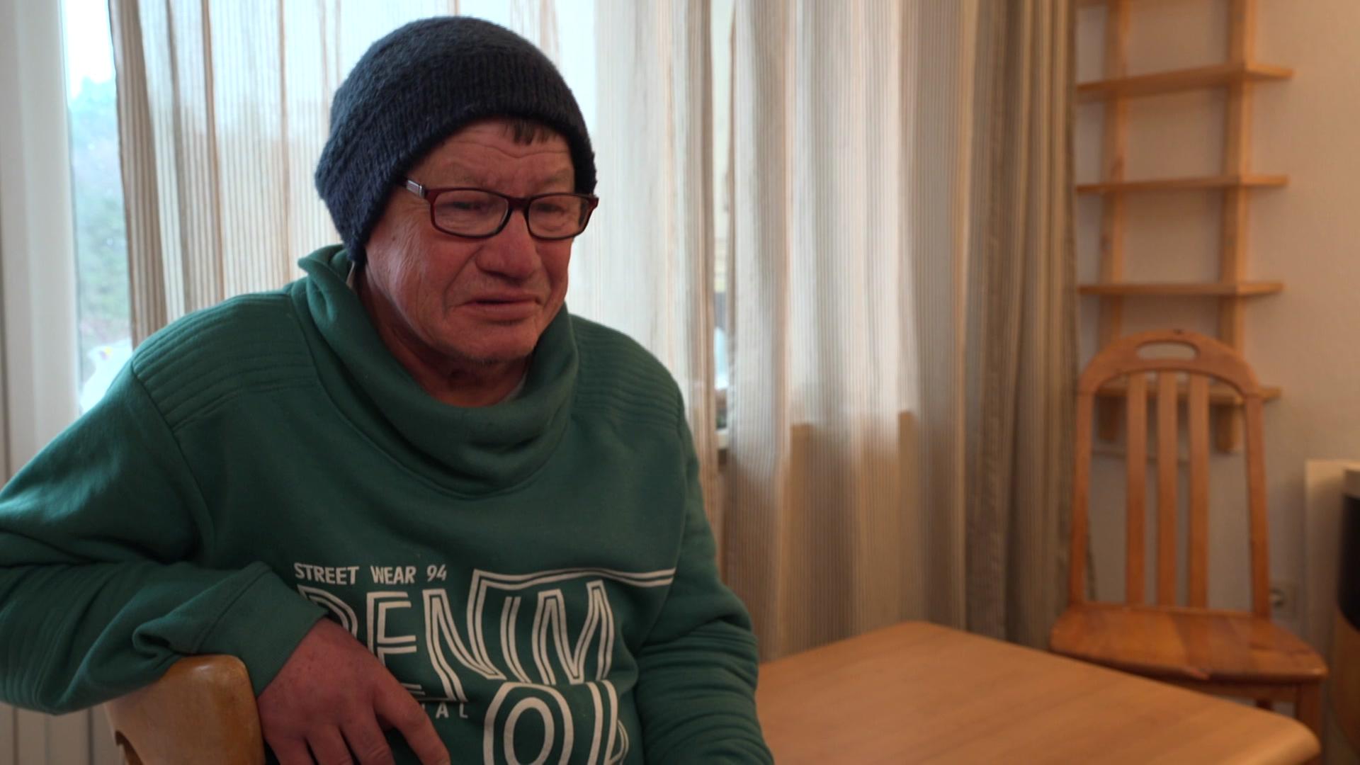 Ralf Bokelmann trägt Mütze und sitzt an einem Tisch. | NDR