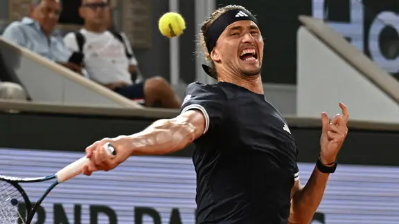 Total fokussiert: Alexander Zverev gewann auch sein drittes Spiel in Paris - wenn auch diesmal mit Problemen. | picture alliance/dpa/AP | Emma Da Silva Tennis-Profi Alexander Zverev in seinem Drittrundenspiel bei den French Open