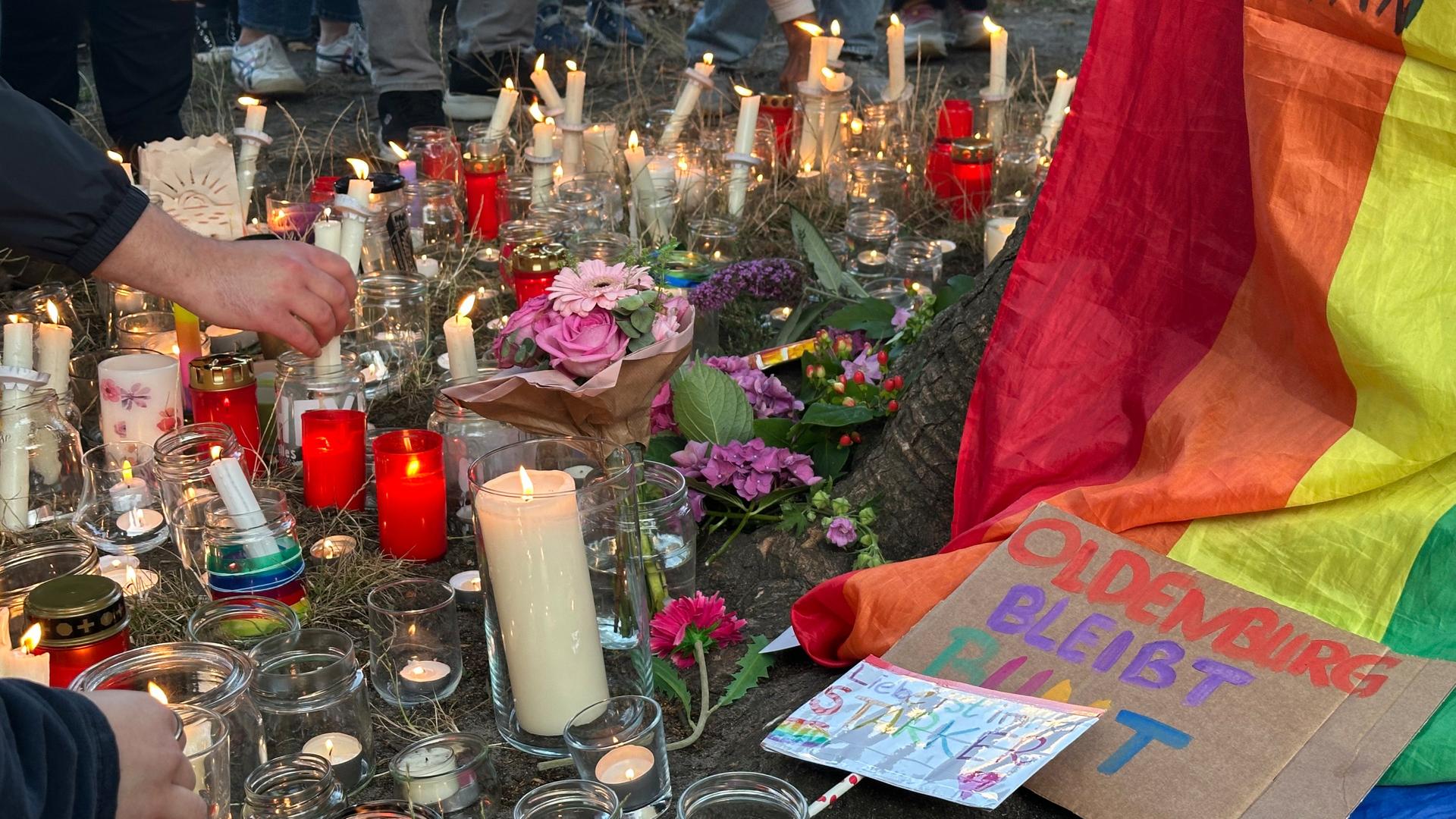 Bei einer Gedenkveranstaltung stellen Menschen in Oldenburg Kerzen für die Opfer des Anschlags auf den CSD in Berlin auf | NDR, Lotti Höfer