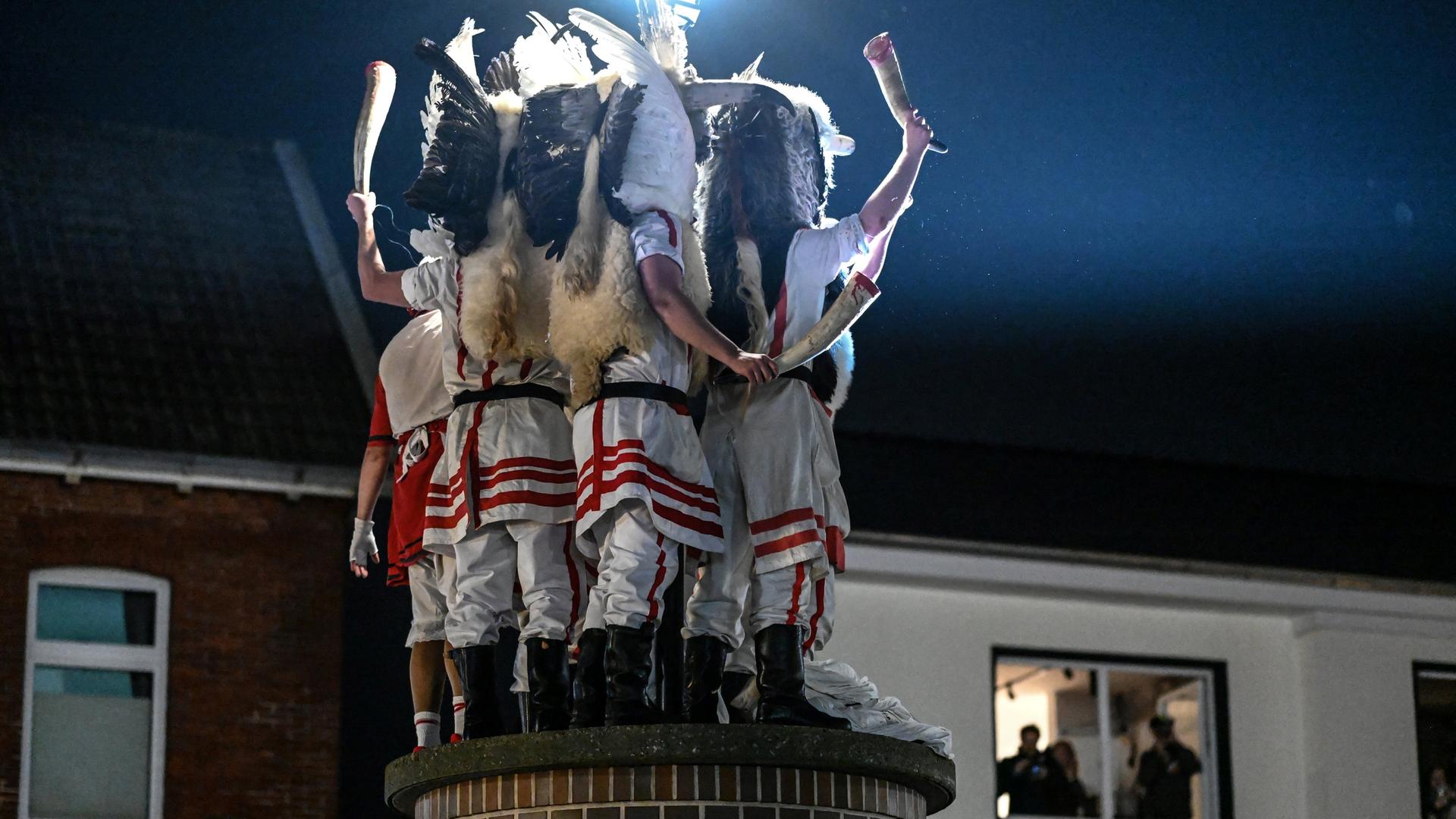 Die Klaasohms und das Wiefke stehen auf einer LitfaÃsÃ¤ule. | dpa-Bildfunk, Lars Penning