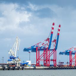 Containerschiffe liegen am Tiefwasserhafen Jade-Weser-Port.