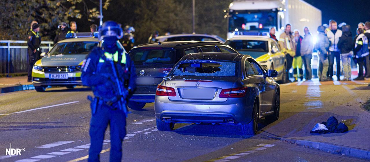Ein beschädigtes Auto steht in der Nacht an einer Einsatzstelle in Neustadt am Rübenberge.