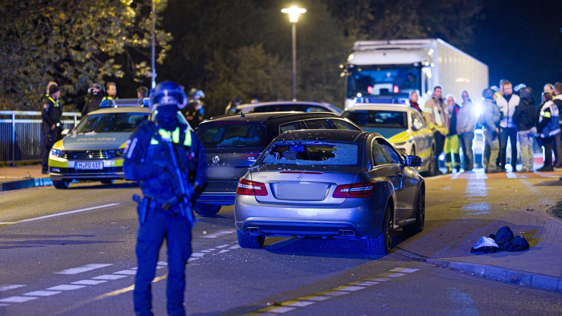 Ein beschädigtes Auto steht in der Nacht an einer Einsatzstelle in Neustadt am Rübenberge. | dpa-Bildfunk, Moritz Frankenberg