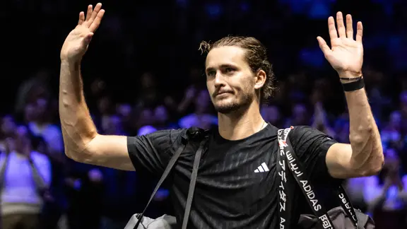 Tennisprofi Alexander Zverev winkt dem Publikum zu 