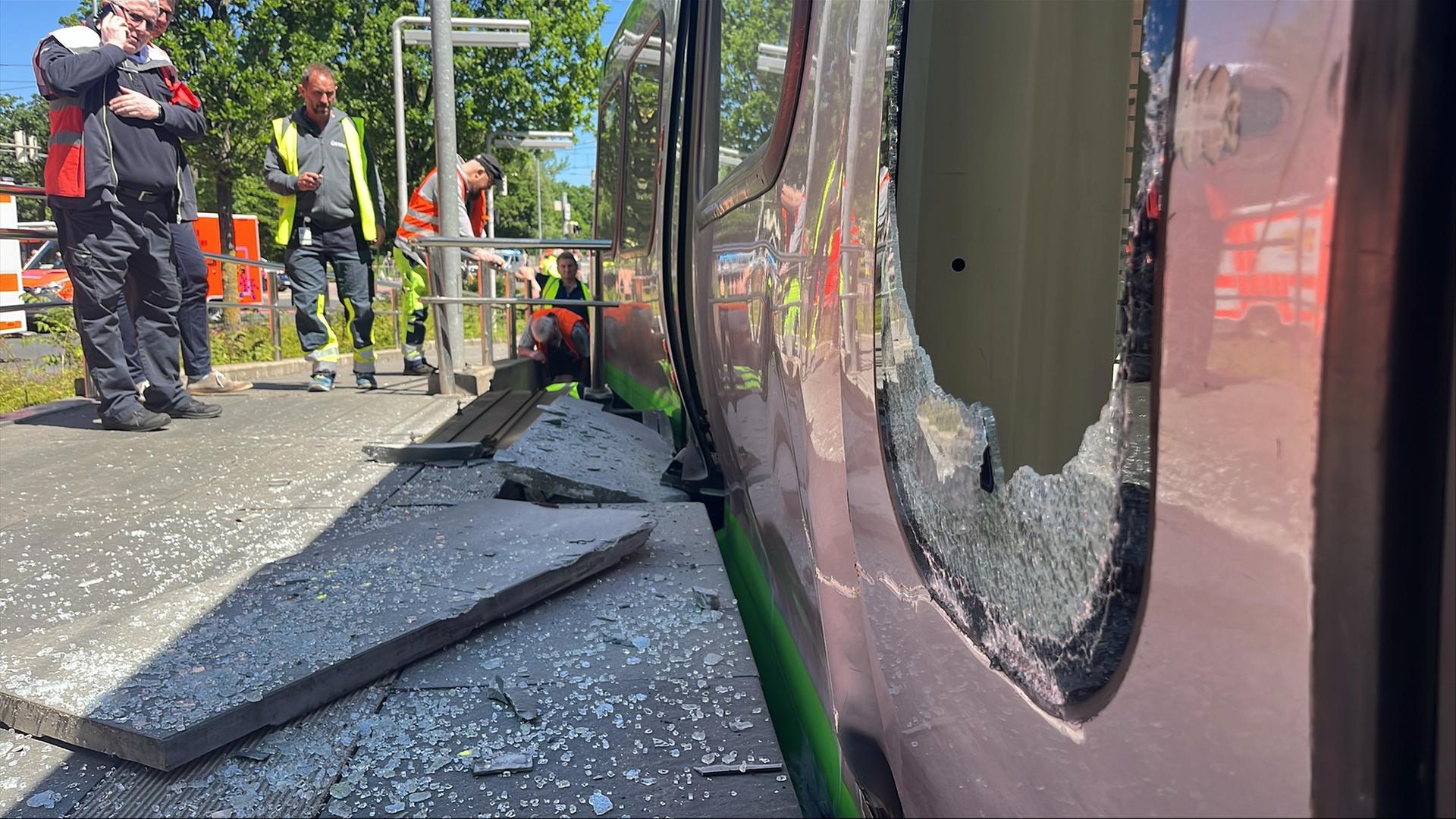 Stadtbahnen stehen nach einem Unfall an einer Haltestelle. | NDR