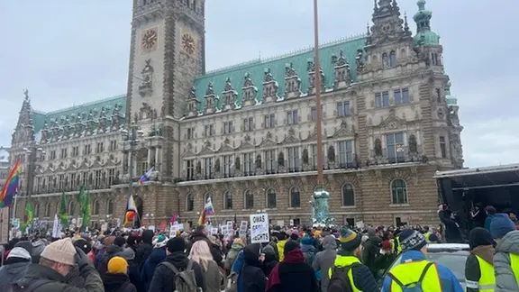 Viele Menschen stehen vor dem Hamburger Rathaus.