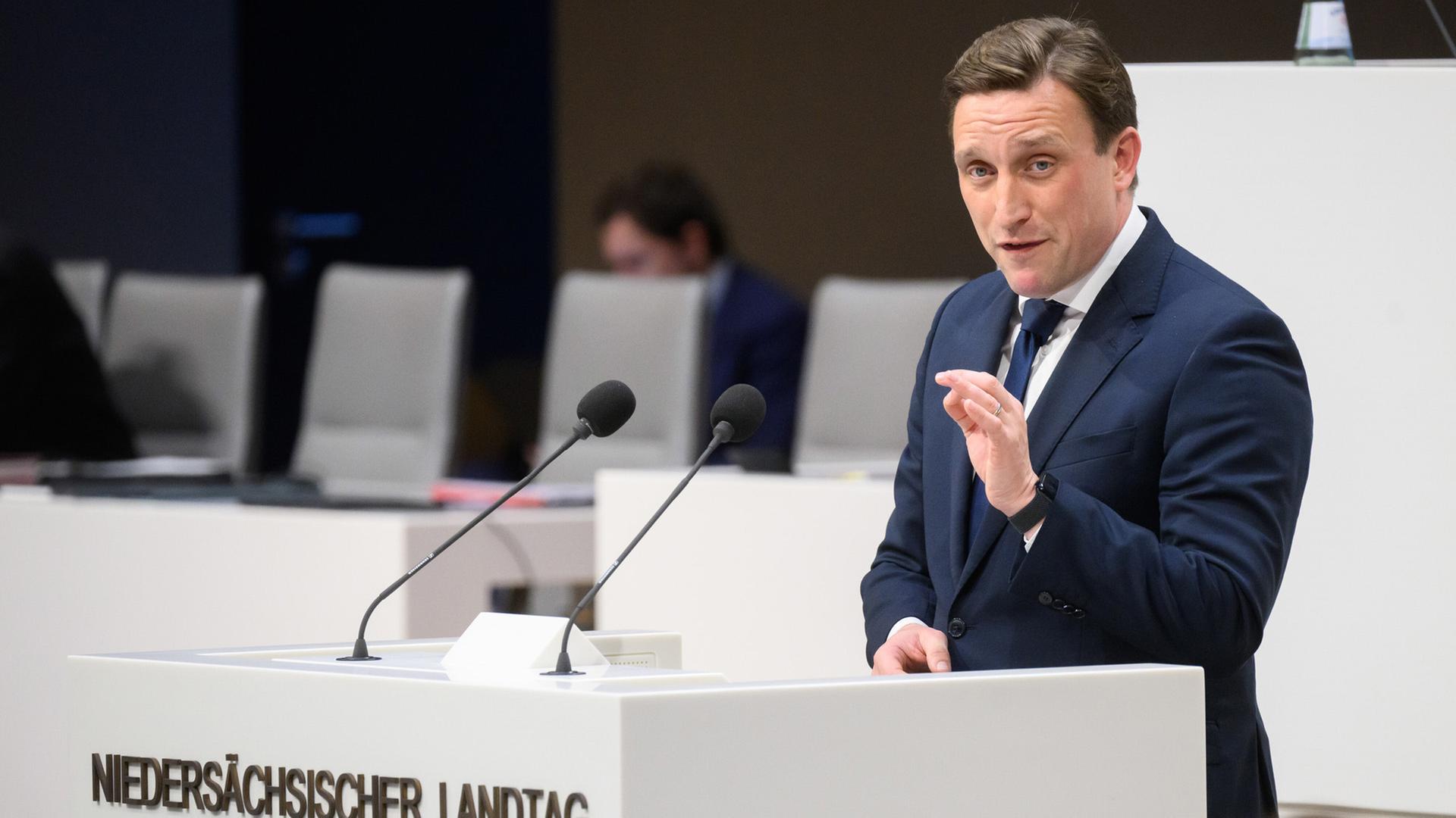 Sebastian Lechner (CDU) spricht im Niedersächsischen Landtag. | picture alliance/dpa, Julian Stratenschulte