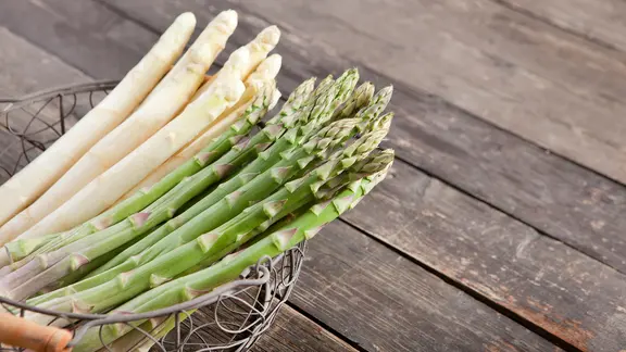 Weißer und grüner Spargel in einem Metallkorb