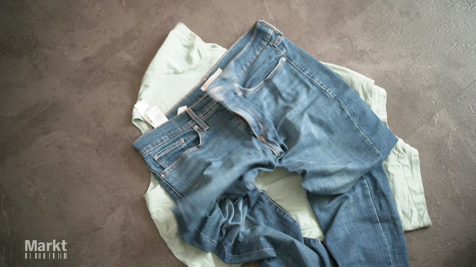 Auf dem Boden liegen eine Jeans und ein T-Shirt. | Screenshot