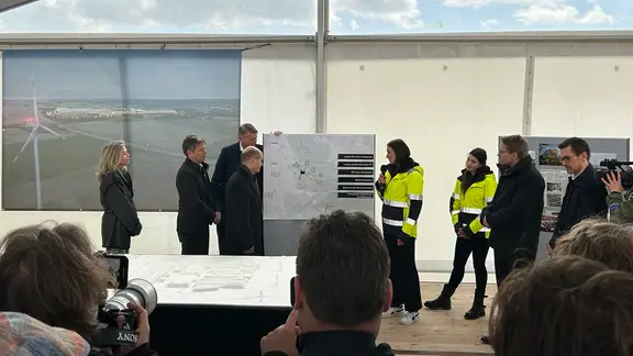 Bundeskanzler Olaf Scholz, Wirtschaftsminister Robert Habeck und Ministerpräsident Daniel Günther auf der Northvolt-Baustelle.