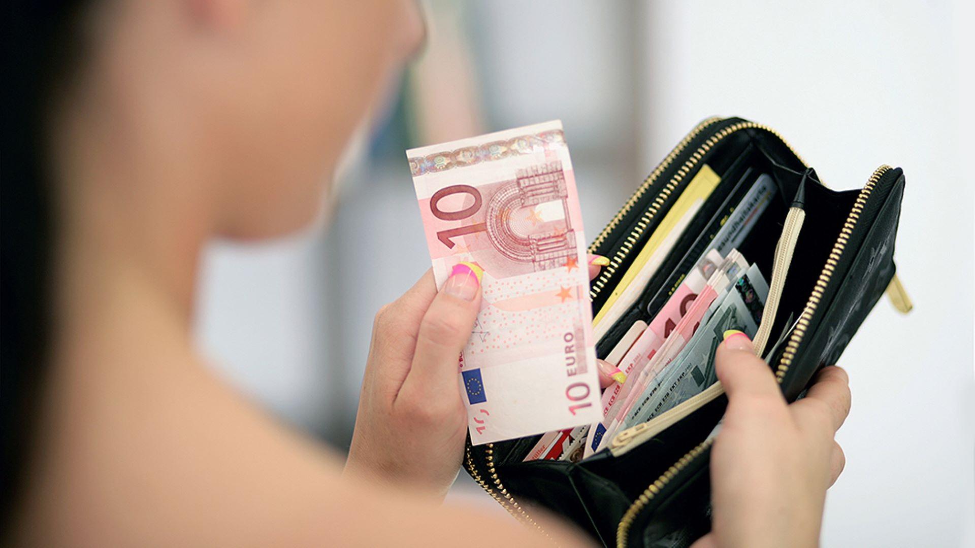 Eine Frau hält ein offenes Portemonnaie in den Händen. | Fotolia.com, Peter Atkins