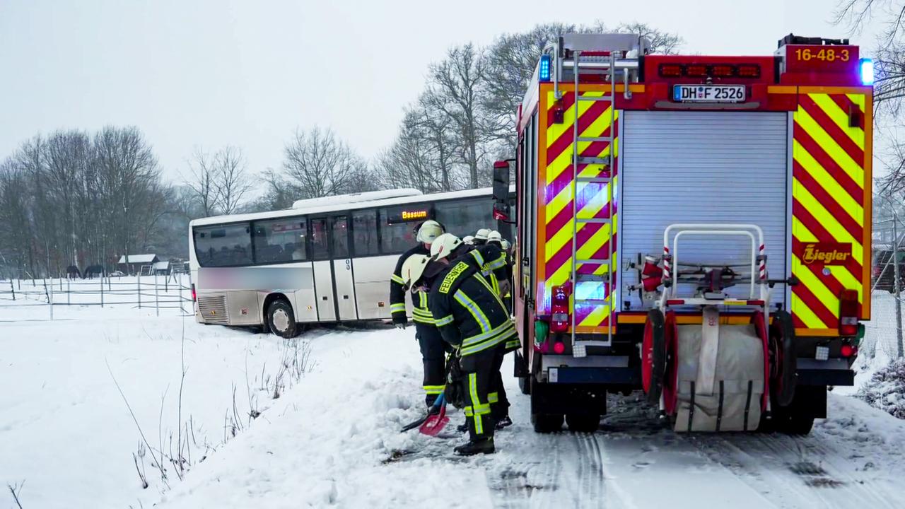 Ein Bus ist bei Bassum (Landkreis Diepholz) von der schneeglatten Straße gerutscht.