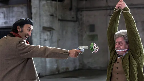 Alberto Corelli (Ercan Durmaz, l.) hat den gefesselten und geknebelten Gastronom Enrico Bruni (Raphael Rubino, r.) mit einer Spielzeug-Waffe bedroht und mit dessen Todesangst gespielt.