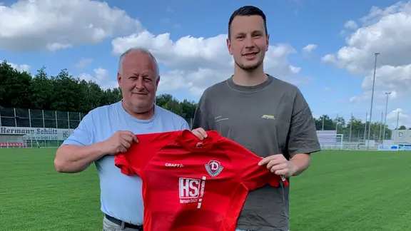 Der sportliche Leiter von Dynamo Schwerin Frank Ridder mit Neuzugang Randy Dei
