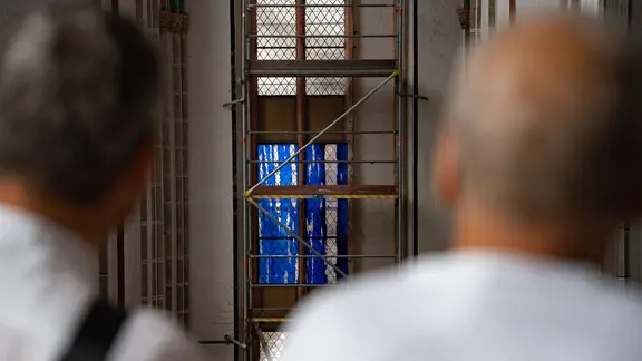 Günther Uecker blickt auf das Gerüst am Kirchenfenster.