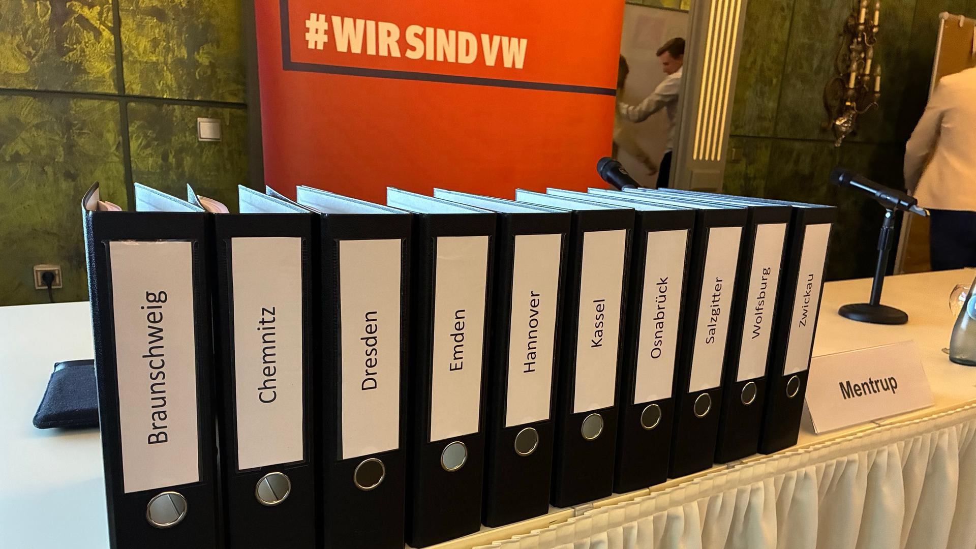 Aktenordner stehen bei den Gesprächen zwischen VW-Vorstand und Betriebsrat in Hannover auf einem Tisch | NDR/Torben Hildebrandt