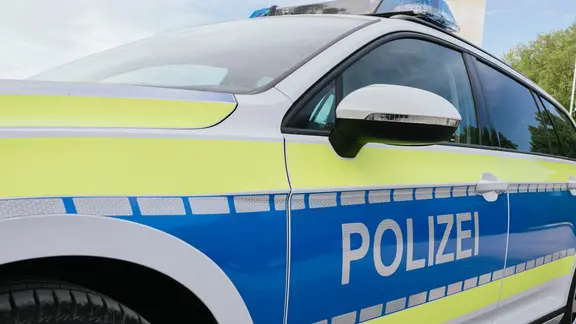 Die Aufschrift auf einem Einsatzfahrzeug der Polizei. | NDR, Julius Matuschik Die Aufschrift auf einem Einsatzfahrzeug der Polizei.