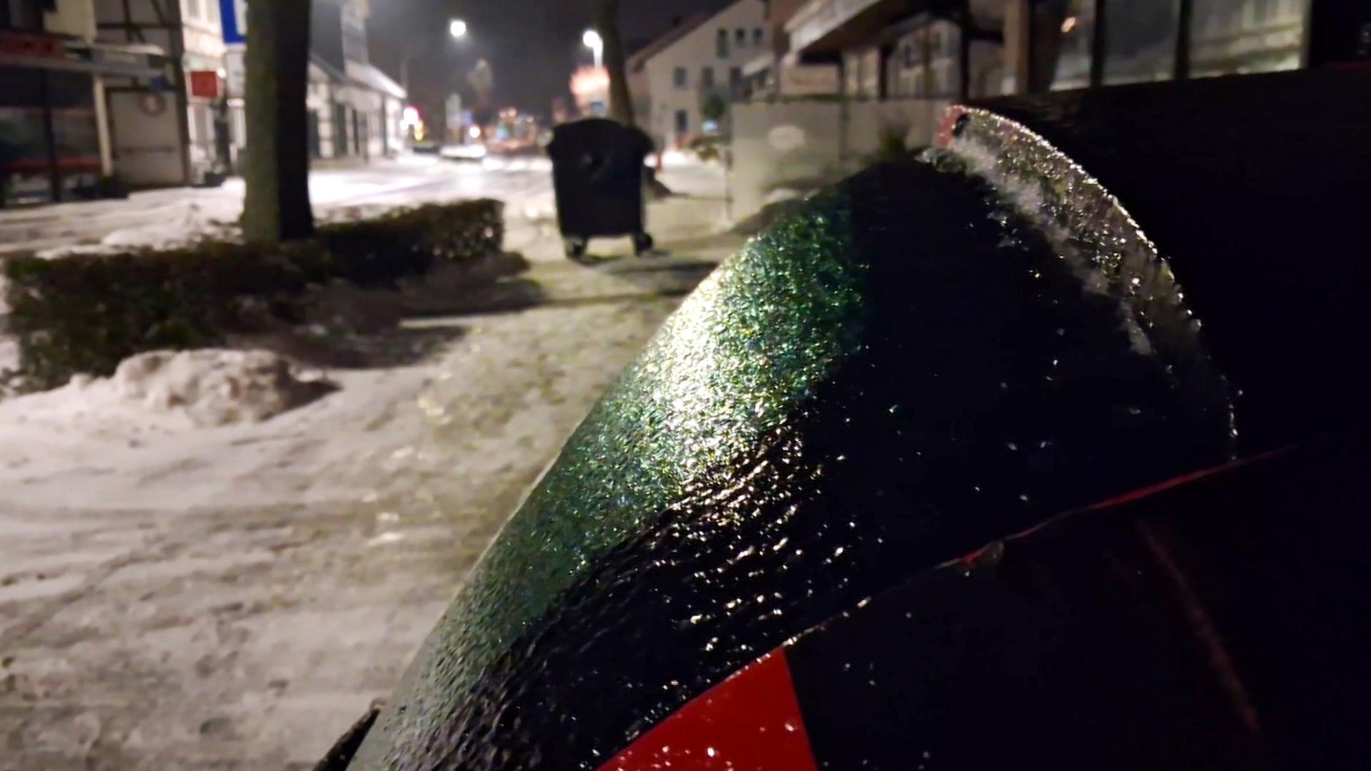 Eine Eisschicht auf einem Auto und Straßen in Bad Essen (Landkreis Osnabrück). | TeleNewsNetwork