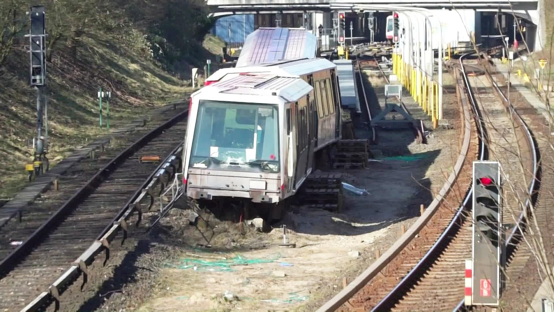 U2-Entgleisung in Hamburg-Billstedt: Aufwändige Bergung der Waggons