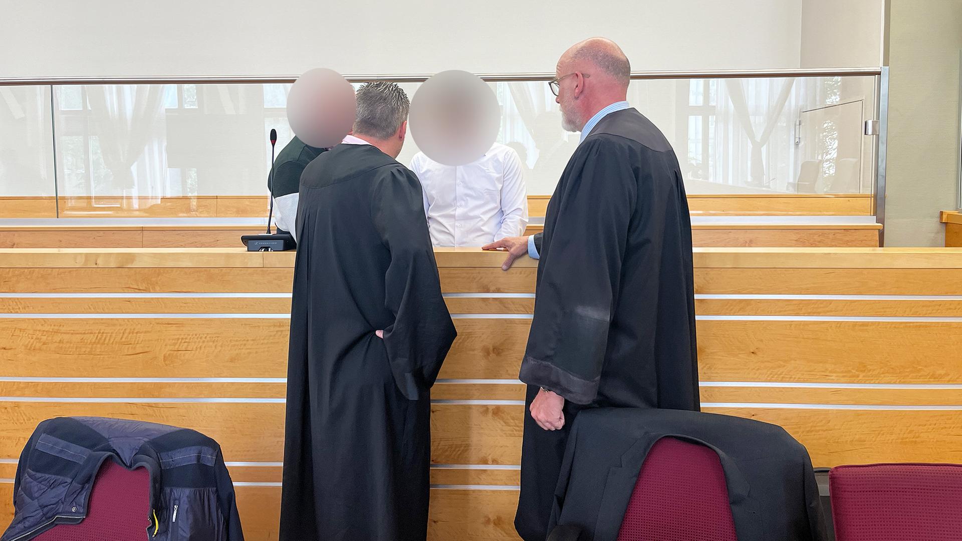 Mitte rechts: Der Angeklagte im Gerichtssaal im Landgericht in Hannover. Links: sein Dolmetscher. | NDR