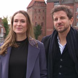 Zwei Schauspieler der Telenovela Rote Rosen posieren in Lüneburg.