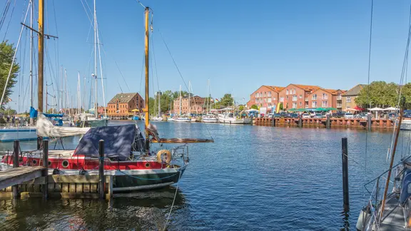 Der Hafen von Orth auf der Insel Fehmarn