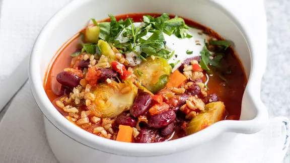 Eine Schüssel mit einem Grünkern-Rosenkohl-Chili.