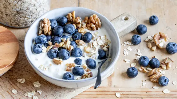 Ein Müsli mit Quark und Heidelbeeren.