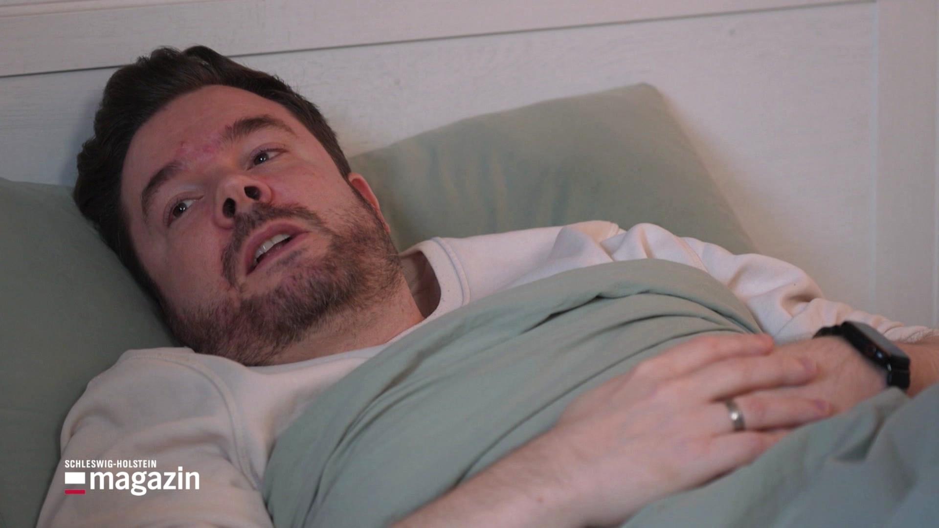 Pascal Hillgruber liegt im Bett.  | Screenshot