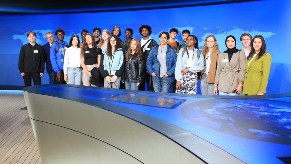 Obwohl ihre Muttersprache nicht deutsch ist, kennen fast alle die tagesschau. | NDR Eine Gruppe von Schülern steht im tagesschau Studio.